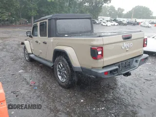 2020 Jeep Gladiator Overland z VIN 1C6HJTFG0LL160699, wystawiony jako IAAI lot #42326325 z przebiegiem 65 639 mil mil oraz . Historia ofert i sprzedaży dostępna na DreamBid. Obrazek 3.
