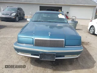 1993 Chrysler New Yorker z VIN 1C3XV66R5PD188692, wystawiony jako IAAI lot #41832600 z przebiegiem 146 380 mil mil oraz . Historia ofert i sprzedaży dostępna na DreamBid. Obrazek 12.