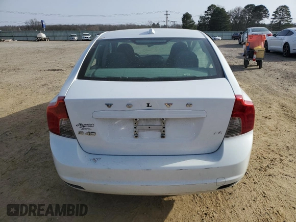 2010 Volvo S40 z VIN YV1382MS5A2501379, wystawiony jako Copart lot #47966145 z przebiegiem 159 967 mil mil oraz Szkoda całkowita • Salvage title. Historia ofert i sprzedaży dostępna na DreamBid. Obrazek 6.