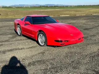 1988 Chevrolet Corvette z VIN 1G1YY2183J5113787, wystawiony jako Copart lot #84503164 z przebiegiem 105 945 mil mil oraz Czysty tytuł • Clean title. Historia ofert i sprzedaży dostępna na DreamBid. Obrazek 1.