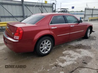 2008 Chrysler 300 C Hemi z VIN 2C3KA63H98H140585, wystawiony jako Copart lot #56714545 z przebiegiem 106 550 mil mil oraz Nie do naprawy • Non repairable. Historia ofert i sprzedaży dostępna na DreamBid. Obrazek 3.