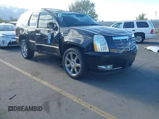 2008 Cadillac Escalade z VIN 1GYFK63818R154016, wystawiony jako IAAI lot #42135475 z przebiegiem 138 513 mil mil oraz . Historia ofert i sprzedaży dostępna na DreamBid. Obrazek 1.