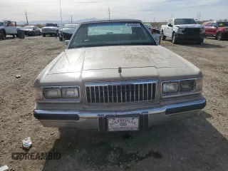 1991 Mercury Grand Marquis z VIN 2MECM75FXMX633893, wystawiony jako Copart lot #87439324 z przebiegiem 65 046 mil mil oraz Tytuł czysty. Historia ofert i sprzedaży dostępna na DreamBid. Obrazek 5.