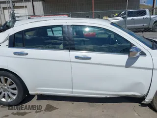 2014 Chrysler 200 Limited z VIN 1C3CCBCGXEN152570, wystawiony jako IAAI lot #41901310 z przebiegiem 135 752 mil mil oraz . Historia ofert i sprzedaży dostępna na DreamBid. Obrazek 19.