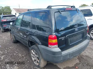 2005 Ford Escape XLT with VIN 1FMYU93185KE46923, listed as a IAAI auction lot 40062345 with 999,999 mi miles. Bid and sale history available at carsss.com. Image 3.