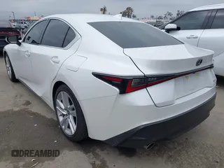 2021 Lexus IS 300 z VIN JTHCA1D27M5115858, wystawiony jako IAAI lot #42131418 z przebiegiem 17 069 mil mil oraz . Historia ofert i sprzedaży dostępna na DreamBid. Obrazek 3.