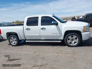2007 Chevrolet Silverado 1500 LT w/1LT with VIN 3GCEC13J97G505483, listed as a IAAI auction lot 41911656 with 144,415 mi miles. Bid and sale history available at carsss.com. Image 13.