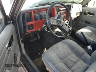 1990 Jeep Cherokee z VIN 1J4FJ28L1LL100736, wystawiony jako Copart lot #81339574 z przebiegiem 160 363 mil mil oraz Czysty tytuł • Clean title. Historia ofert i sprzedaży dostępna na DreamBid. Obrazek 8.