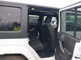 2017 Jeep Wrangler Unlimited Sahara z VIN 1C4BJWEG2HL695672, wystawiony jako IAAI lot #42008396 z przebiegiem 56 028 mil mil oraz . Historia ofert i sprzedaży dostępna na DreamBid. Obrazek 8.