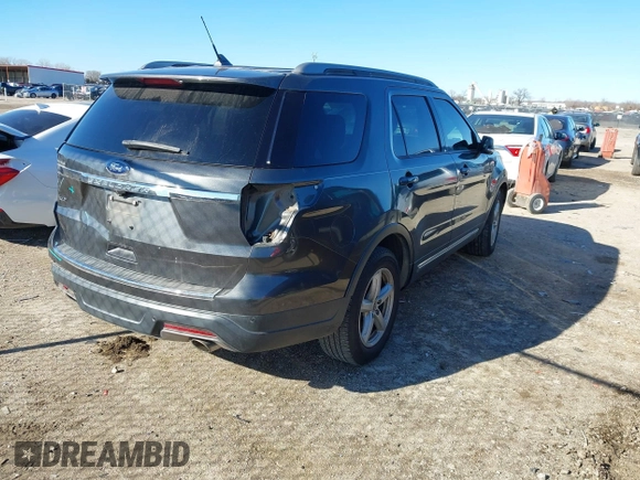 2018 Ford Explorer XLT z VIN 1FM5K7D8XJGA41555, wystawiony jako IAAI lot #41301991 z przebiegiem 46 248 mil mil oraz . Historia ofert i sprzedaży dostępna na DreamBid. Obrazek 4.