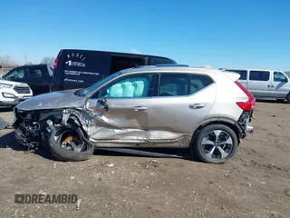 2024 Volvo XC40 Plus Bright Theme z VIN YV4L12UE3R2290695, wystawiony jako IAAI lot #41812076 z przebiegiem 42 047 mil mil oraz . Historia ofert i sprzedaży dostępna na DreamBid. Obrazek 14.