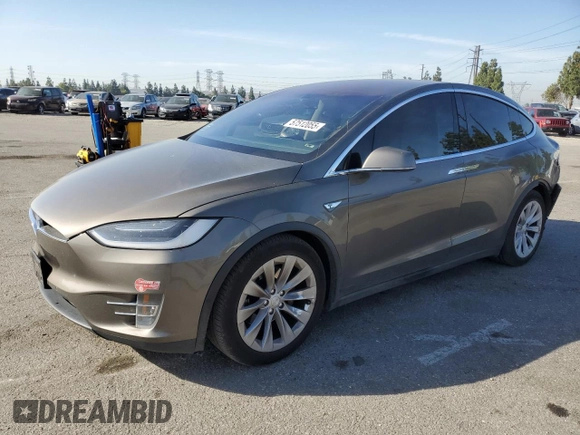 2016 Tesla Model X 70D z VIN 5YJXCBE23GF010836, wystawiony jako Copart lot #57512055 z przebiegiem 115 475 mil mil oraz Szkody całkowita. Historia ofert i sprzedaży dostępna na DreamBid. Obrazek 1.