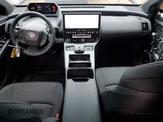 2024 Toyota bZ4X XLE z VIN JTMABACA8RA070121, wystawiony jako Copart lot #54550895 z przebiegiem 7312 mil mil oraz Szkody całkowita. Historia ofert i sprzedaży dostępna na DreamBid. Obrazek 8.