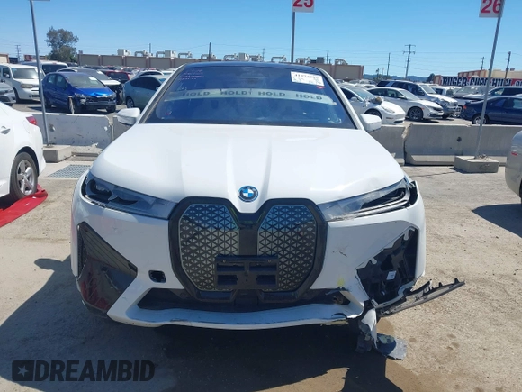2024 BMW iX xDrive50 z VIN WB523CF08RCR16666, wystawiony jako IAAI lot #41974529 z przebiegiem 3751 mil mil oraz . Historia ofert i sprzedaży dostępna na DreamBid. Obrazek 12.