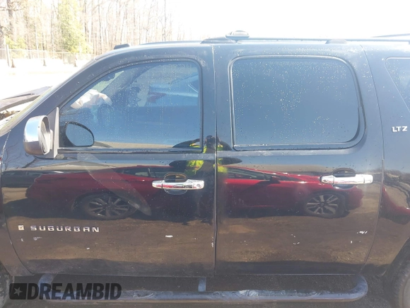 2007 Chevrolet Suburban LT with VIN 3GNFK16357G166135, listed as a IAAI auction lot 41880000 with 229,465 mi miles and . Bid and sale history available at DreamBid. Image 14.