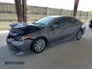 2018 Toyota Camry LE z VIN 4T1B11HK0JU563508, wystawiony jako Copart lot #57756265 z przebiegiem 93 747 mil mil oraz Szkoda całkowita • Salvage title. Historia ofert i sprzedaży dostępna na DreamBid. Obrazek 1.