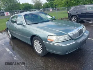 2004 Lincoln Town Car Signature z VIN 1LNHM81WX4Y616283, wystawiony jako IAAI lot #42279907 z przebiegiem 117 502 mil mil oraz . Historia ofert i sprzedaży dostępna na DreamBid. Obrazek 1.