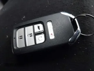 2022 Honda Passport Elite z VIN 5FNYF8H06NB015583, wystawiony jako IAAI lot #41633925 z przebiegiem 49 738 mil mil oraz . Historia ofert i sprzedaży dostępna na DreamBid. Obrazek 11.