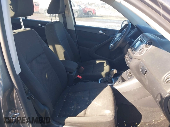 2017 Volkswagen Tiguan S z VIN WVGAV7AX1HK050251, wystawiony jako IAAI lot #41608261 z przebiegiem 172 298 mil mil oraz . Historia ofert i sprzedaży dostępna na DreamBid. Obrazek 5.