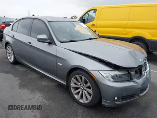 2011 BMW 3 Series 328i z VIN WBAPH5C59BA447948, wystawiony jako IAAI lot #42791025 z przebiegiem 124 445 mil mil oraz . Historia ofert i sprzedaży dostępna na DreamBid. Obrazek 1.