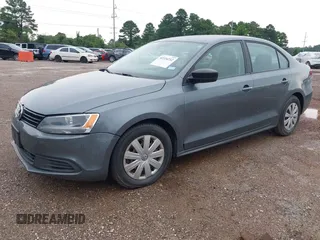 2014 Volkswagen Jetta S z VIN 3VW2K7AJ2EM313510, wystawiony jako IAAI lot #42334212 z przebiegiem 180 245 mil mil oraz . Historia ofert i sprzedaży dostępna na DreamBid. Obrazek 2.
