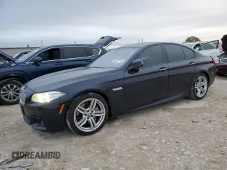2015 BMW 5 Series 550i z VIN WBAKN9C50FD682415, wystawiony jako Copart lot #83257714 z przebiegiem 129 605 mil mil oraz Czysty tytuł • Clean title. Historia ofert i sprzedaży dostępna na DreamBid. Obrazek 1.