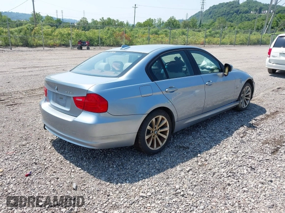 2011 BMW 3 Series 328i xDrive z VIN WBAPK5G56BNN31231, wystawiony jako IAAI lot #42463929 z przebiegiem 144 939 mil mil oraz . Historia ofert i sprzedaży dostępna na DreamBid. Obrazek 4.