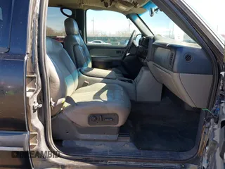 2002 Chevrolet Suburban Z71 with VIN 3GNFK16Z32G202949, listed as a IAAI auction lot 41637140 with 277,161 mi miles. Bid and sale history available at carsss.com. Image 5.