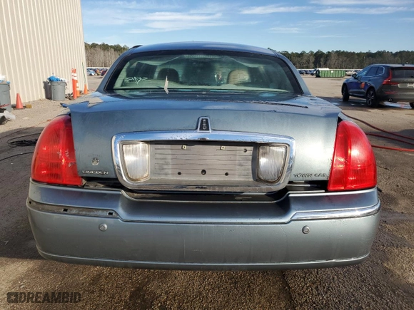 2004 Lincoln Town Car Signature with VIN 1LNHM81W54Y652818, listed as a Copart auction lot 46242525 with 222,441 mi miles and Salvage Title. Bid and sale history available at carsss.com. Image 6.