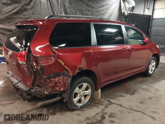 2011 Toyota Sienna LE AAS z VIN 5TDKK3DC2BS025698, wystawiony jako IAAI lot #41472958 z przebiegiem 150 699 mil mil oraz . Historia ofert i sprzedaży dostępna na DreamBid. Obrazek 4.