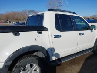 2010 Ford Explorer Sport Trac XLT z VIN 1FMEU3BE3AUF03502, wystawiony jako IAAI lot #41752719 z przebiegiem 142 733 mil mil oraz . Historia ofert i sprzedaży dostępna na DreamBid. Obrazek 13.