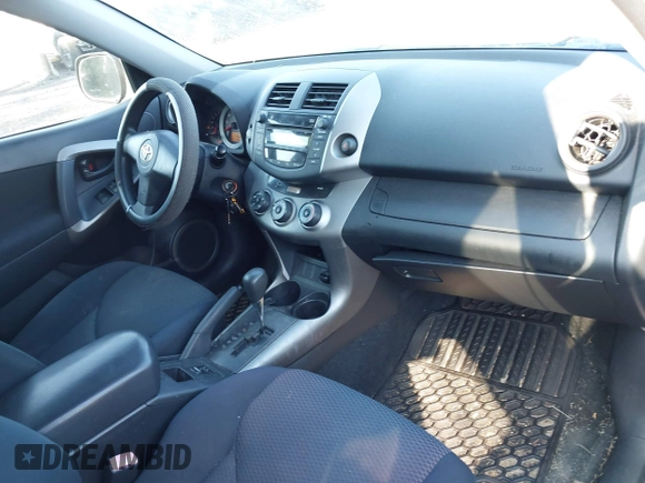 2007 Toyota RAV4 Sport z VIN JTMBD32V275077246, wystawiony jako IAAI lot #42781419 z przebiegiem 145 010 mil mil oraz . Historia ofert i sprzedaży dostępna na DreamBid. Obrazek 5.