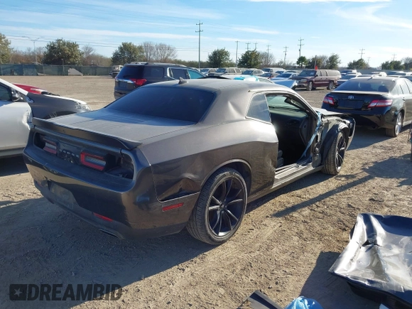 2017 Dodge Challenger SXT z VIN 2C3CDZAGXHH536595, wystawiony jako IAAI lot #41375622 z przebiegiem 103 915 mil mil oraz . Historia ofert i sprzedaży dostępna na DreamBid. Obrazek 4.