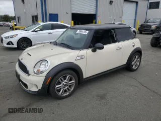 2011 MINI Hardtop S z VIN WMWSV3C59BTY15847, wystawiony jako Copart lot #55904795 z przebiegiem 114 146 mil mil oraz Szkody całkowita. Historia ofert i sprzedaży dostępna na DreamBid. Obrazek 1.