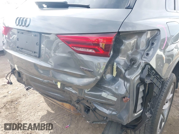 2023 Audi Q3 S line Premium z VIN WA1DECF38P1137384, wystawiony jako IAAI lot #41895727 z przebiegiem 28 529 mil mil oraz . Historia ofert i sprzedaży dostępna na DreamBid. Obrazek 6.