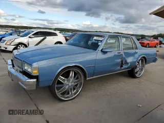 1990 Chevrolet Caprice z VIN 1G1BL54E7LA126723, wystawiony jako Copart lot #71230134 z przebiegiem 3 324 mil mil oraz Szkoda całkowita • Salvage title. Historia ofert i sprzedaży dostępna na DreamBid. Obrazek 1.