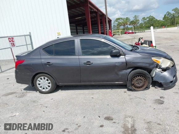 2015 Nissan Versa SV с VIN 3N1CN7AP4FL852899, выставлен на аукционе IAAI как лот 42496924 с пробегом 218 261 миль миль и . История ставок и продаж доступна на DreamBid. Изображение 13.