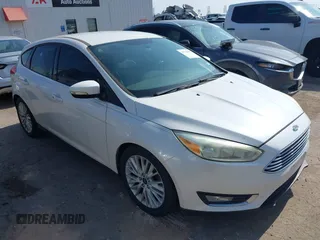 2015 Ford Focus Titanium z VIN 1FADP3N28FL255355, wystawiony jako IAAI lot #42736841 z przebiegiem 127 563 mil mil oraz . Historia ofert i sprzedaży dostępna na DreamBid. Obrazek 1.