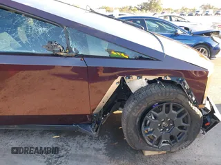 2024 Tesla Cybertruck z VIN 7G2CEHED3RA021703, wystawiony jako IAAI lot #41392666 z przebiegiem 7 244 mil mil oraz . Historia ofert i sprzedaży dostępna na DreamBid. Obrazek 19.