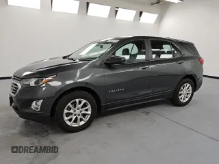 2020 Chevrolet Equinox LS z VIN 2GNAXSEV0L6126524, wystawiony jako Copart lot #56184845 z przebiegiem 133 472 mil mil oraz Szkoda całkowita • Salvage title. Historia ofert i sprzedaży dostępna na DreamBid. Obrazek 1.