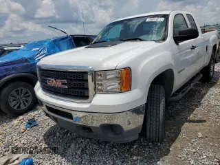 2013 GMC Sierra 2500HD Work Truck z VIN 1GT21ZCG6DZ403890, wystawiony jako Copart lot #57339165 z przebiegiem 148 688 mil mil oraz Czysty tytuł • Clean title. Historia ofert i sprzedaży dostępna na DreamBid. Obrazek 1.