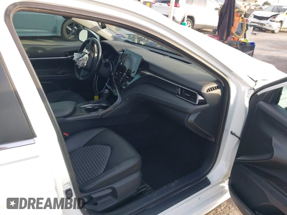 2022 Toyota Camry SE z VIN 4T1T11AK6NU622176, wystawiony jako IAAI lot #41876802 z przebiegiem 56 631 mil mil oraz . Historia ofert i sprzedaży dostępna na DreamBid. Obrazek 5.