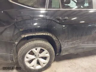 2018 Volkswagen Atlas 3.6L V6 SE with VIN 1V2LR2CA8JC513109, listed as a IAAI auction lot 41820598 with 69,532 mi miles. Bid and sale history available at carsss.com. Image 6.