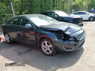 2013 Volvo S60 T5 Premier z VIN YV1612FS8D2209602, wystawiony jako IAAI lot #42226472 z przebiegiem 161 889 mil mil oraz . Historia ofert i sprzedaży dostępna na DreamBid. Obrazek 1.