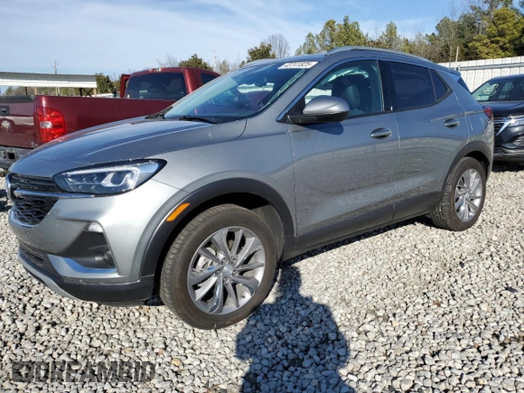 2023 Buick Encore GX Essence z VIN KL4MMGSL9PB152101, wystawiony jako Copart lot #43741825 z przebiegiem 7 605 mil mil oraz Szkoda całkowita • Salvage title. Historia ofert i sprzedaży dostępna na DreamBid. Obrazek 1.