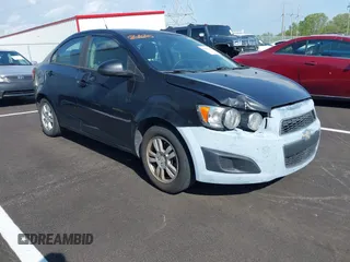 2012 Chevrolet Sonic LS z VIN 1G1JA5SH8C4176186, wystawiony jako IAAI lot #42006442 z przebiegiem Nie podano mil oraz . Historia ofert i sprzedaży dostępna na DreamBid. Obrazek 1.
