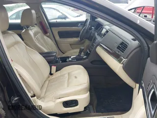 2013 Lincoln MKS z VIN 1LNHL9EK0DG600129, wystawiony jako IAAI lot #42314913 z przebiegiem 119 674 mil mil oraz . Historia ofert i sprzedaży dostępna na DreamBid. Obrazek 5.