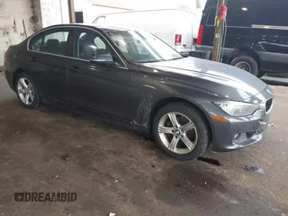 2015 BMW 3 Series 328i xDrive z VIN WBA3B3G58FNR85943, wystawiony jako IAAI lot #41721614 z przebiegiem 95 997 mil mil oraz . Historia ofert i sprzedaży dostępna na DreamBid. Obrazek 1.