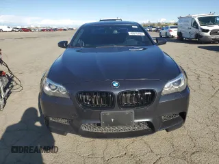 2014 BMW M5 z VIN WBSFV9C55ED593760, wystawiony jako Copart lot #49070765 z przebiegiem 128 365 mil mil oraz Tytuł czysty. Historia ofert i sprzedaży dostępna na DreamBid. Obrazek 5.