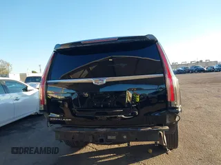 2020 Cadillac Escalade ESV Luxury z VIN 1GYS4HKJ3LR181834, wystawiony jako IAAI lot #40813416 z przebiegiem 65 857 mil mil oraz . Historia ofert i sprzedaży dostępna na DreamBid. Obrazek 17.